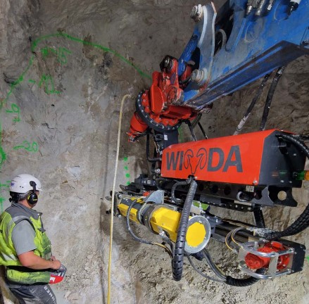 WIDA AB C20-T4 drill and split rig, splitting position