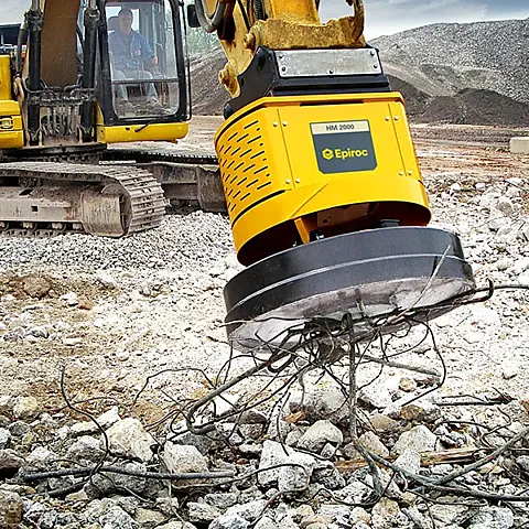 Epiroc HM 1500 Hydraulic Scrap Magnet – lifting scrap steel on an excavator