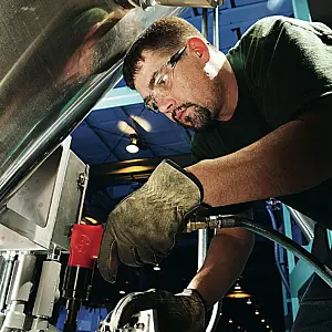 cpi-cp2755_screwdriver_application Chicago Pneumatic CP2755/CP2765 Series - Direct Drive Screwdrivers - application