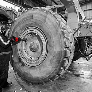 cpi-cp7783-6_application_bw1 Chicago Pneumatic CP7783 Series - Impact Wrenches - application